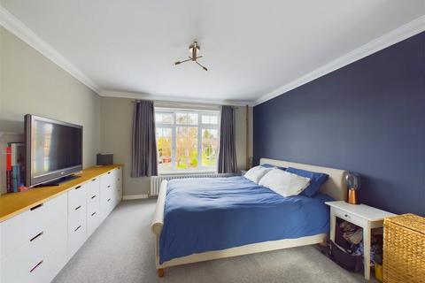 3 bedroom end of terrace house for sale - Broadwood Close, Horsham RH12