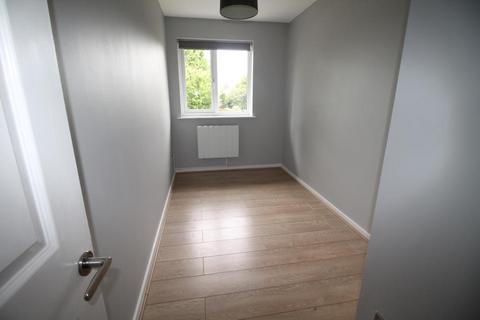 2 bedroom flat to rent - Hutchins Close, Hornchurch, Essex, Rm12