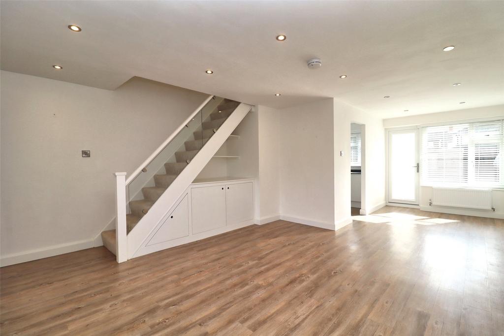 Kingfield, Woking GU22 2 bed terraced house for sale £300,000
