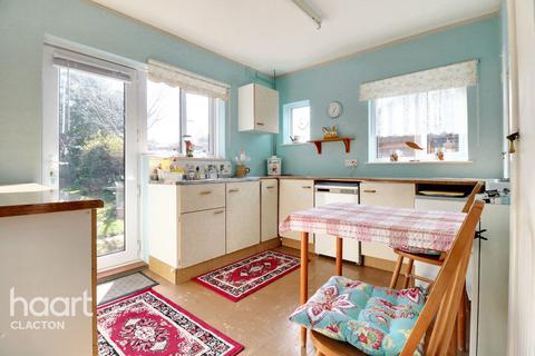 2 bedroom detached bungalow for sale - Manor Way, Clacton-On-Sea