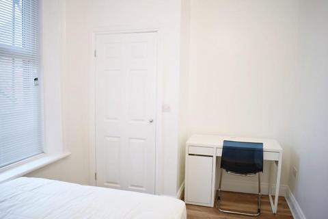 2 bedroom flat to rent, Queens Road, Jesmond NE2