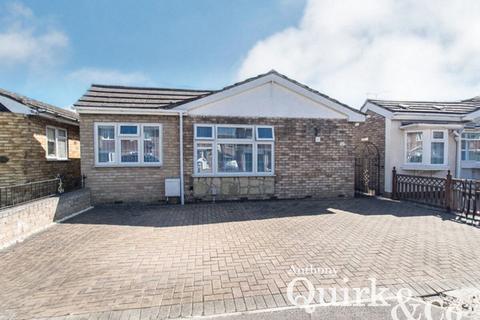 2 bedroom bungalow for sale, Central Avenue, Canvey Island, SS8