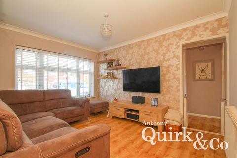 2 bedroom bungalow for sale, Central Avenue, Canvey Island, SS8