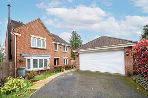 4 bedroom detached house for sale, Vicarage Close, Colgate, RH12