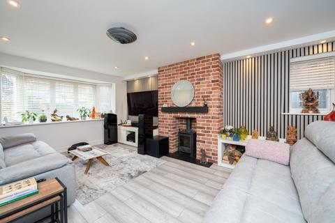 4 Vicarage Close, Colgate, Horsham, RH12 4BB