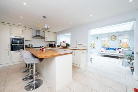 4 Vicarage Close, Colgate, Horsham, RH12 4BB