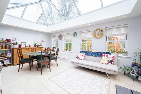 4 Vicarage Close, Colgate, Horsham, RH12 4BB