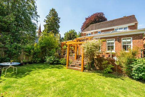 4 Vicarage Close, Colgate, Horsham, RH12 4BB