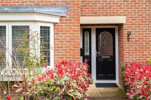 4 Vicarage Close, Colgate, Horsham, RH12 4BB