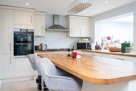 4 Vicarage Close, Colgate, Horsham, RH12 4BB