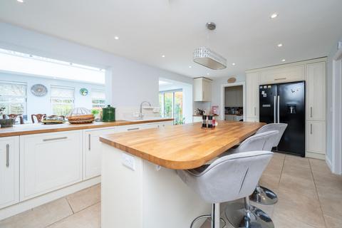 4 Vicarage Close, Colgate, Horsham, RH12 4BB