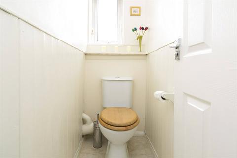 9 Priory Close, London, E18 2QT