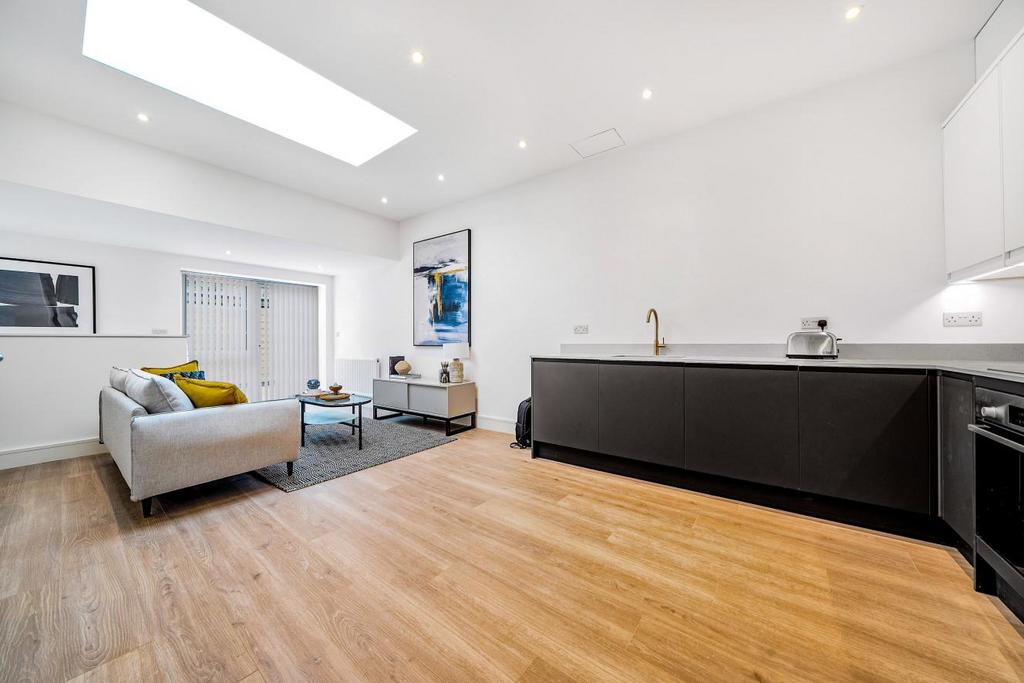Putney Bridge Road, Putney 2 bed flat for sale £700,000