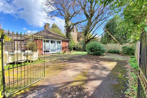 2 bedroom bungalow for sale - Pyrford, Surrey GU22