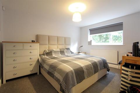 2 bedroom bungalow for sale - Pyrford, Surrey GU22
