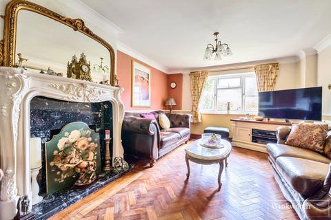 13 Cedar Close, Bagshot, GU19 5AB
