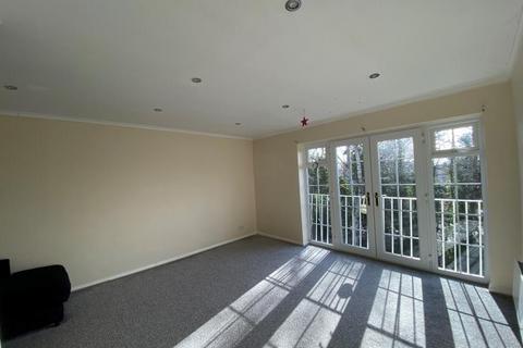 2 bedroom apartment to rent, Midhope Close, Woking GU22