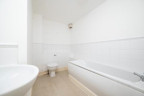 2 bedroom flat for sale, Norwood Close, London NW2