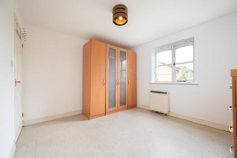 2 bedroom flat for sale, Norwood Close, London NW2
