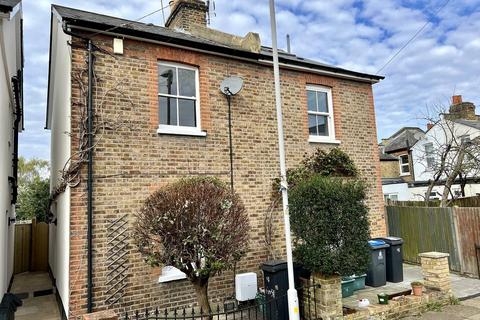 2 bedroom semi-detached house for sale - Alfred Road, Kingston Upon Thames, KT1