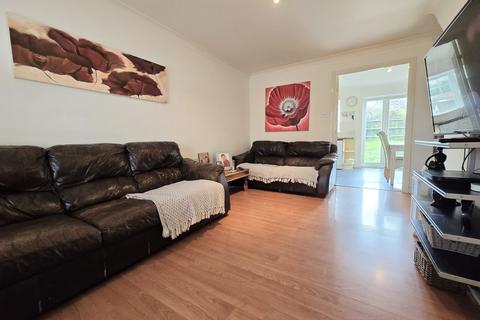 2 bedroom semi-detached house to rent - Swallow Close, Rayleigh, Essex