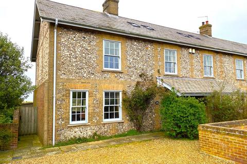 4 bedroom cottage to rent, TITCHWELL - Spacious 4 Bed, 3 Bathroom House. Well Presented, with views to Titchwell Creek