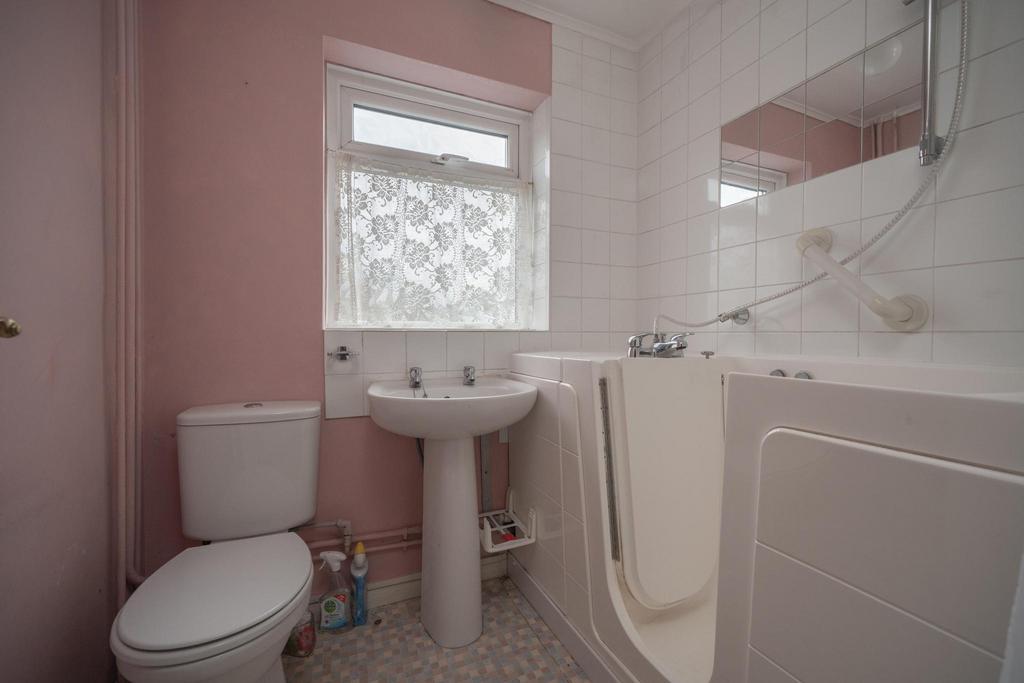 Bathroom (Downstairs)