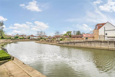 27 Summer Gardens, East Molesey, KT8 9LT