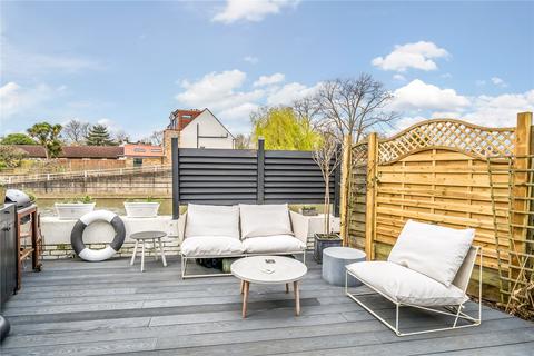 27 Summer Gardens, East Molesey, KT8 9LT