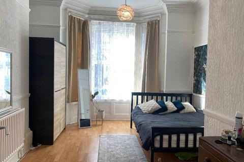 4 bedroom flat for sale, Peel Street, Hull, HU3 1QR