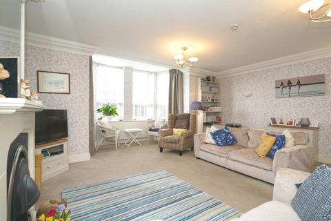 2 bedroom apartment for sale, Lady Park Avenue, Bingley, BD16