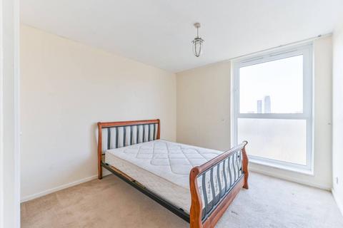 3 bedroom flat to rent, Turnpike Link, Croydon, CR0
