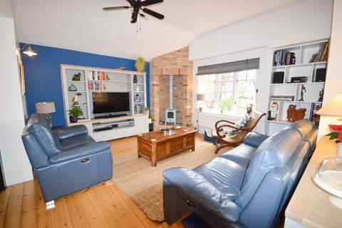 3 bedroom detached house for sale - The Island, Thames Ditton