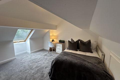 9 Ash Gardens, Leeds, LS6 3LD