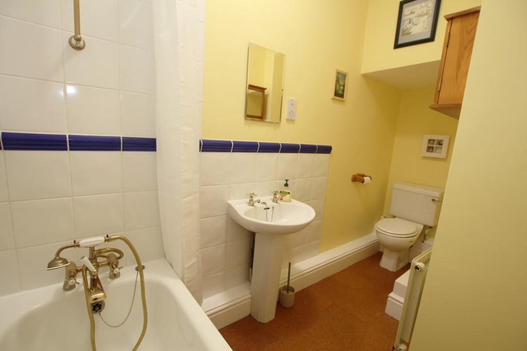 1 bed apartment in Newton bathroom