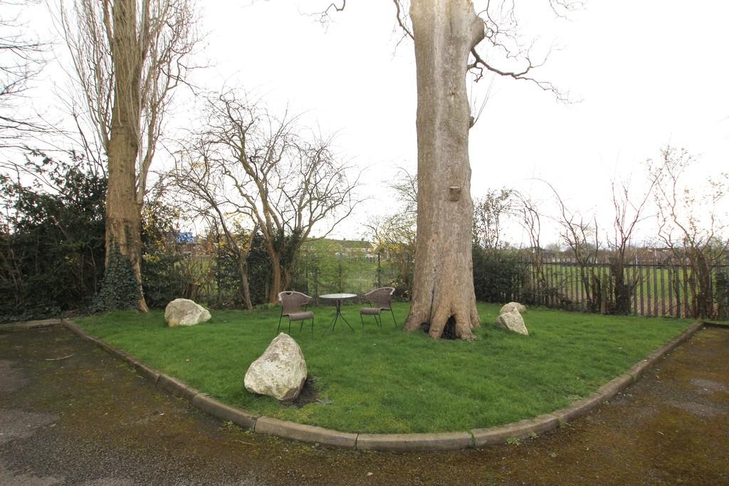 1 bed apartment in Newton communal garden