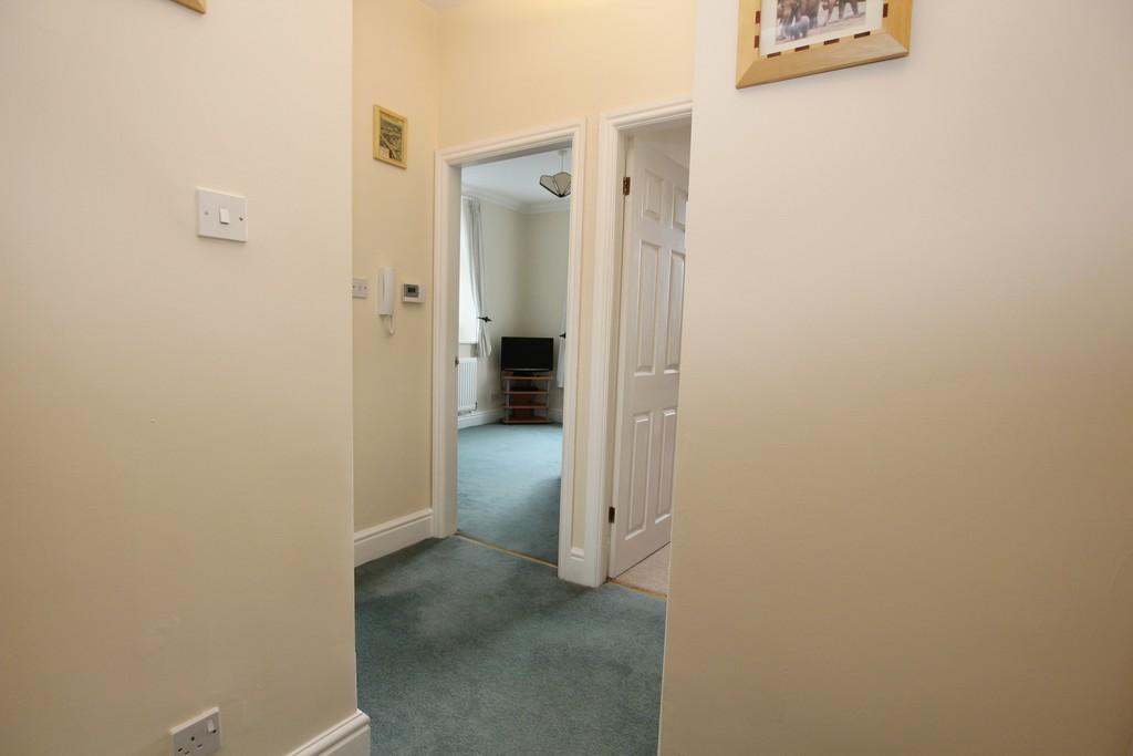 1 bed apartment in Newton hallway