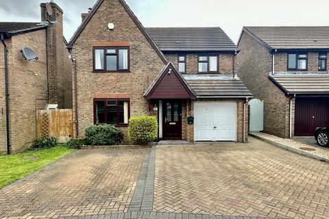 4 bedroom detached house to rent, Sherringham Close, Fawley