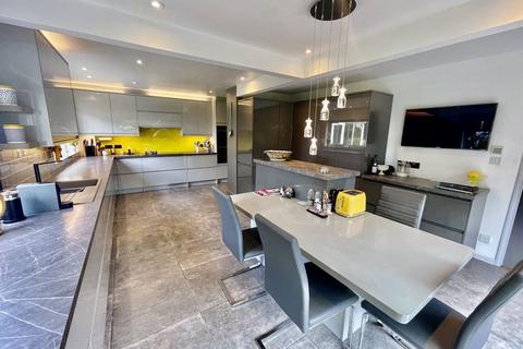 4 bedroom detached house for sale - Hawks Hill, Bourne End SL8