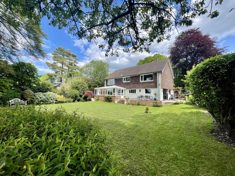 Hawks Hill, Bourne End SL8 4 bed detached house for sale £1,500,000