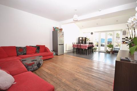 4 bedroom house to rent - St Andrews Road, London E17