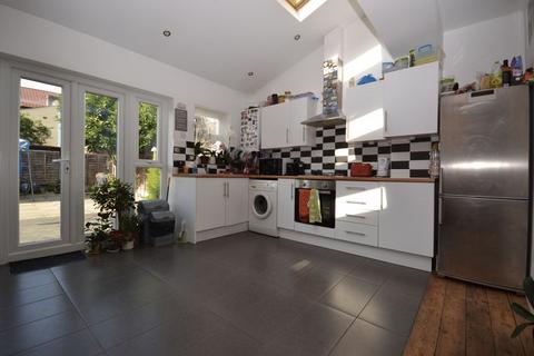 4 bedroom house to rent - St Andrews Road, London E17