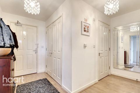 2 bedroom apartment for sale, Cottons Approach, Romford