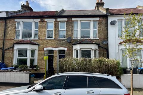 2 bedroom flat to rent, Russell Road, Palmers Green N13