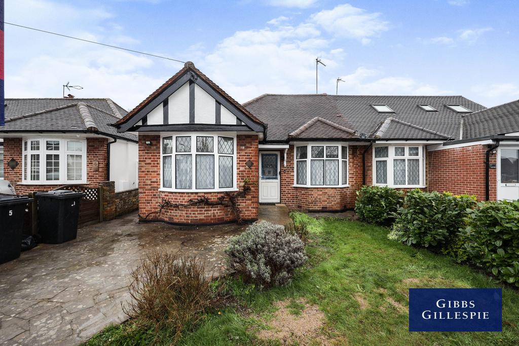 Harlyn Drive, Pinner 3 bed bungalow £2,100 pcm (£485 pw)