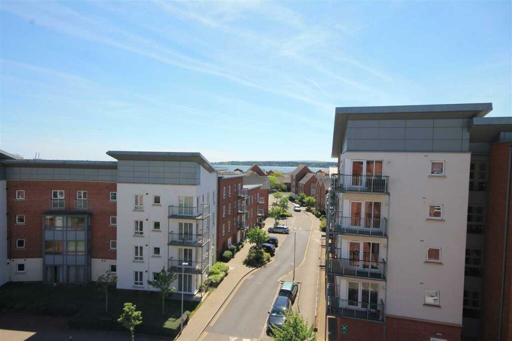 Avenel Way, Poole, BH15 2 bed apartment £1,300 pcm (£300 pw)