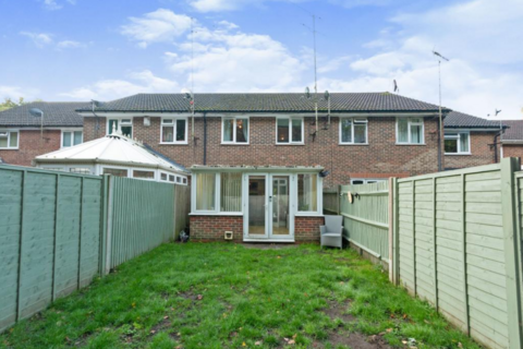 3 bedroom terraced house to rent - Ruth Close, Farnborough