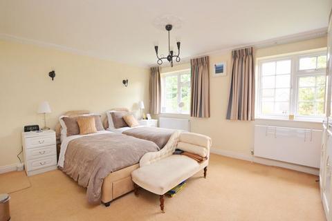 4 bedroom detached house for sale - Kennedy Close, Hatch End
