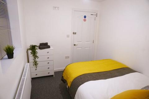 5 bedroom semi-detached house to rent, Pedmore Road, Stourbridge DY9