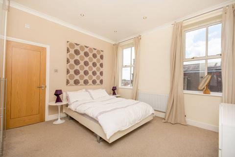 2 bedroom flat to rent, Bromley Road, Beckenham, BR3